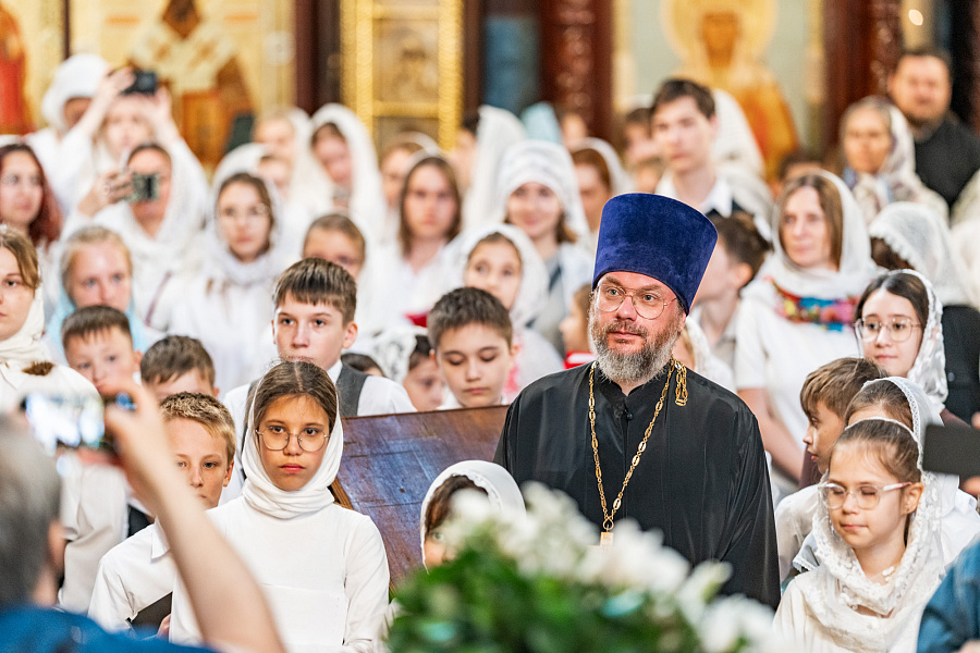 Первое архиерейское богослужение с участием сводного детского хора Подольской епархии в соборе Всех святых, в земле Русской просиявших города Домодедово